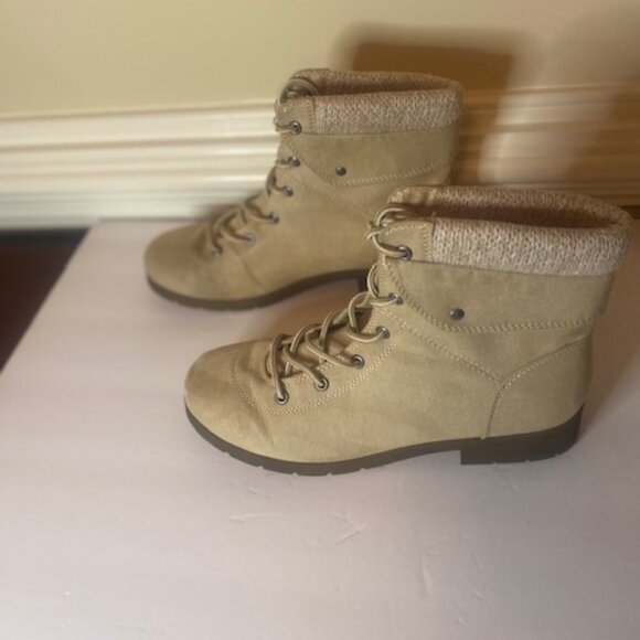 St Johns Bay Ladies Lace up Booties, Ivory,  Size 10M - Picture 3 of 6